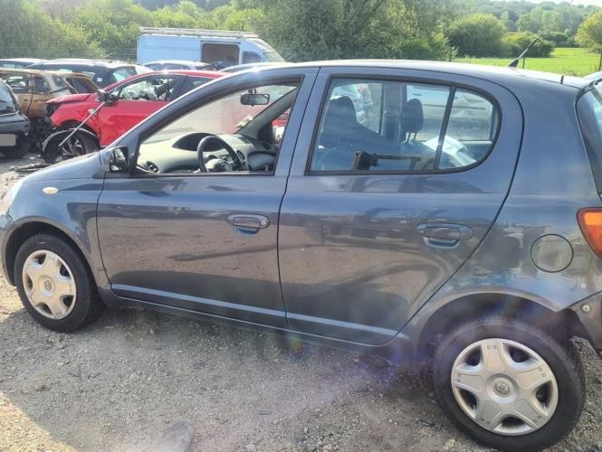 TOYOTA YARIS 1