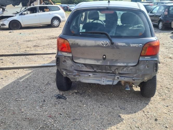 TOYOTA YARIS 1