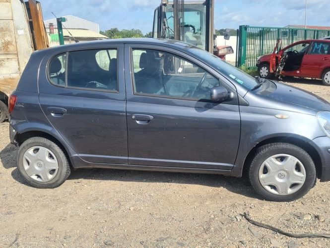 TOYOTA YARIS 1