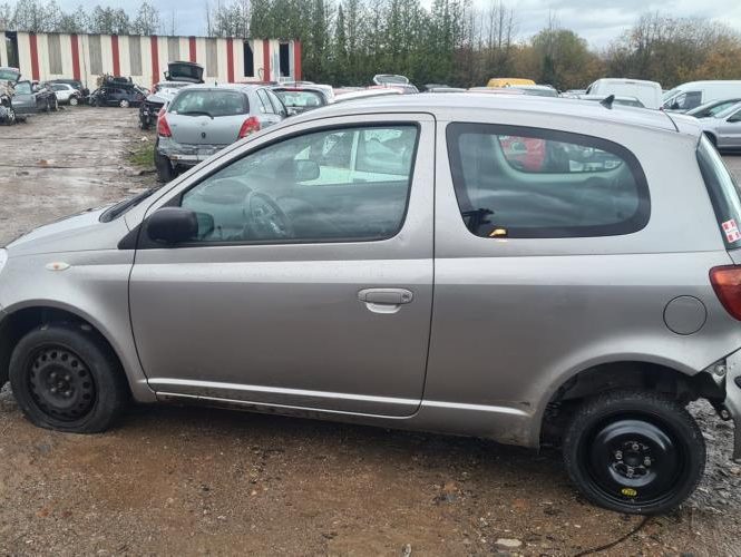 TOYOTA YARIS 1