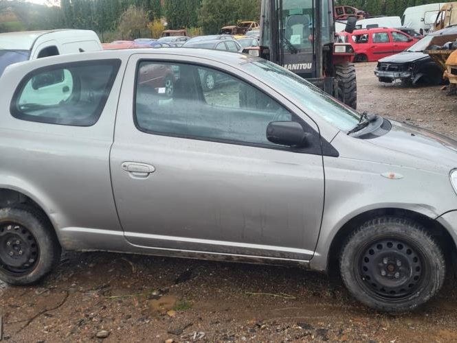 TOYOTA YARIS 1