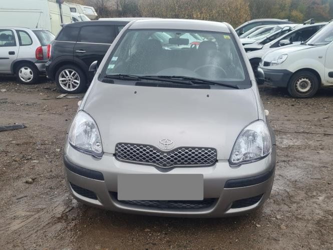 TOYOTA YARIS 1