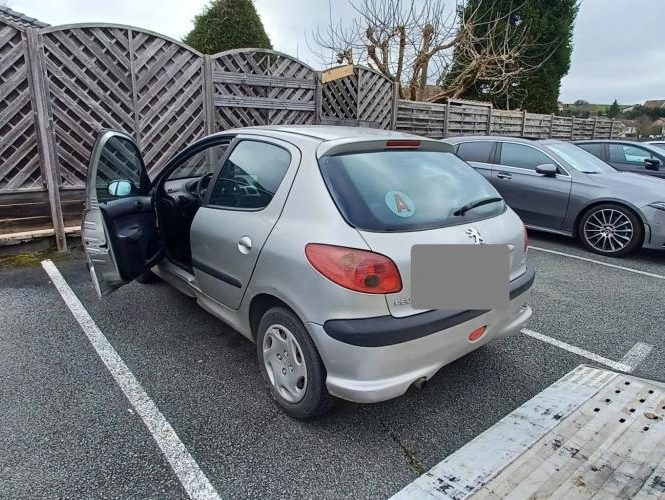 PEUGEOT 206
