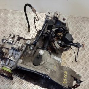 VOLKSWAGEN NEW BEETLE 1