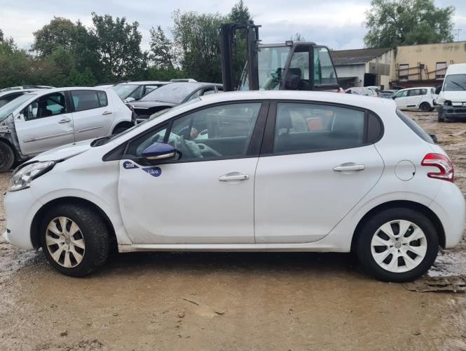 PEUGEOT 208 1