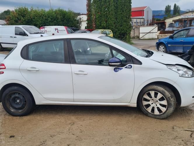 PEUGEOT 208 1