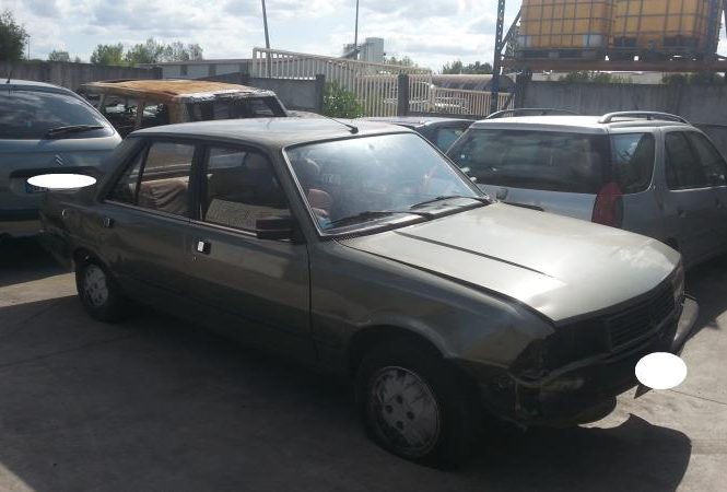 PEUGEOT 305