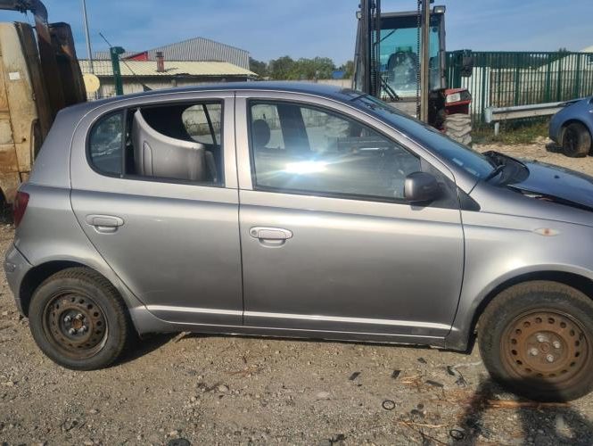 TOYOTA YARIS 1