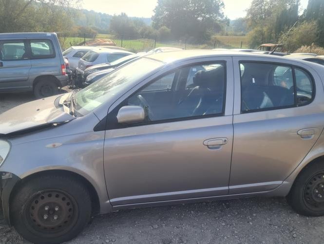 TOYOTA YARIS 1