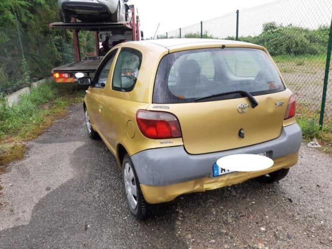 TOYOTA YARIS 1