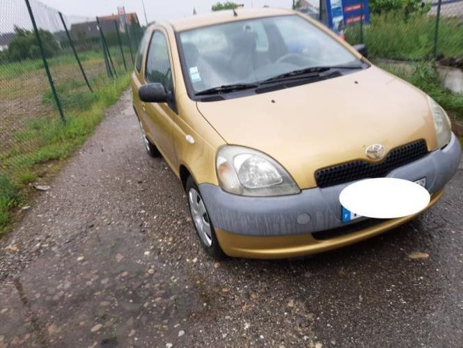 TOYOTA YARIS 1