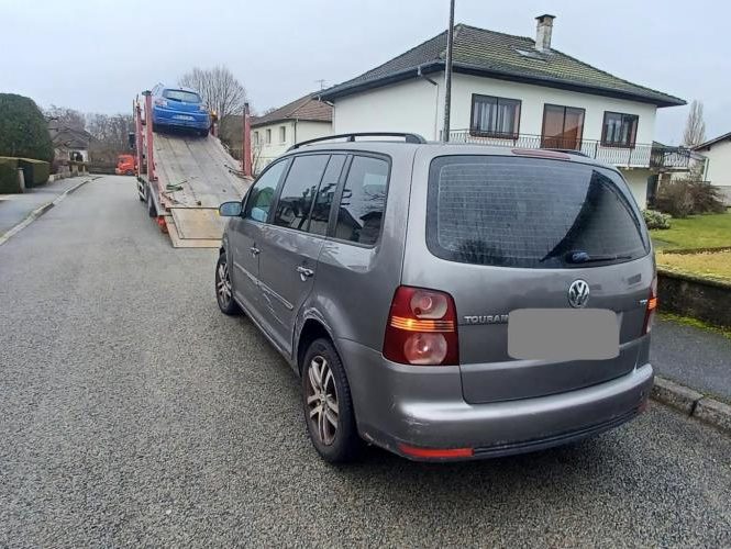 VOLKSWAGEN TOURAN 1