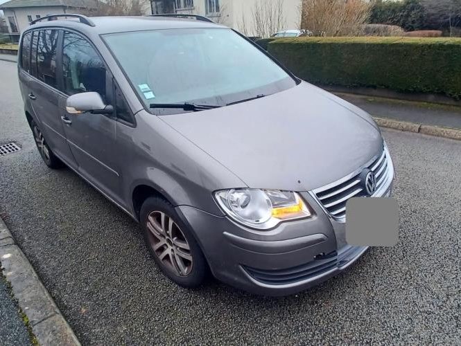 VOLKSWAGEN TOURAN 1