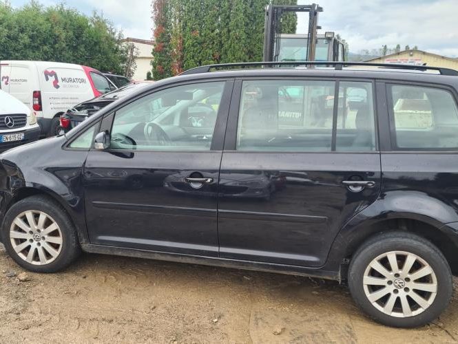 VOLKSWAGEN TOURAN 1