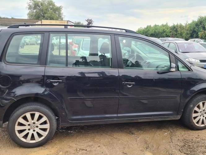 VOLKSWAGEN TOURAN 1