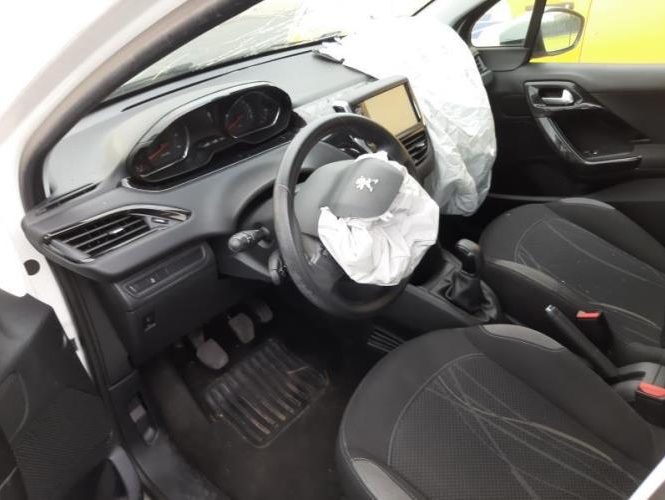 PEUGEOT 208 1