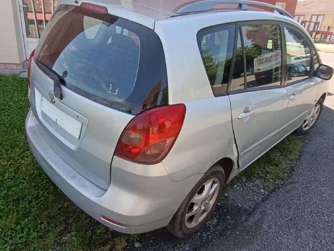 TOYOTA COROLLA VERSO 1