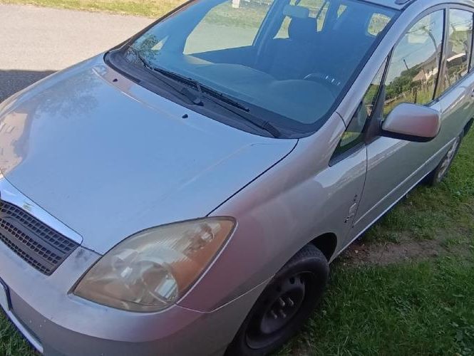 TOYOTA COROLLA VERSO 1