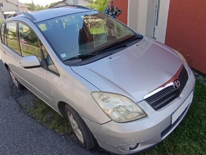 TOYOTA COROLLA VERSO 1