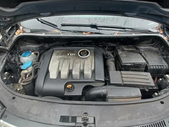 VOLKSWAGEN TOURAN 1